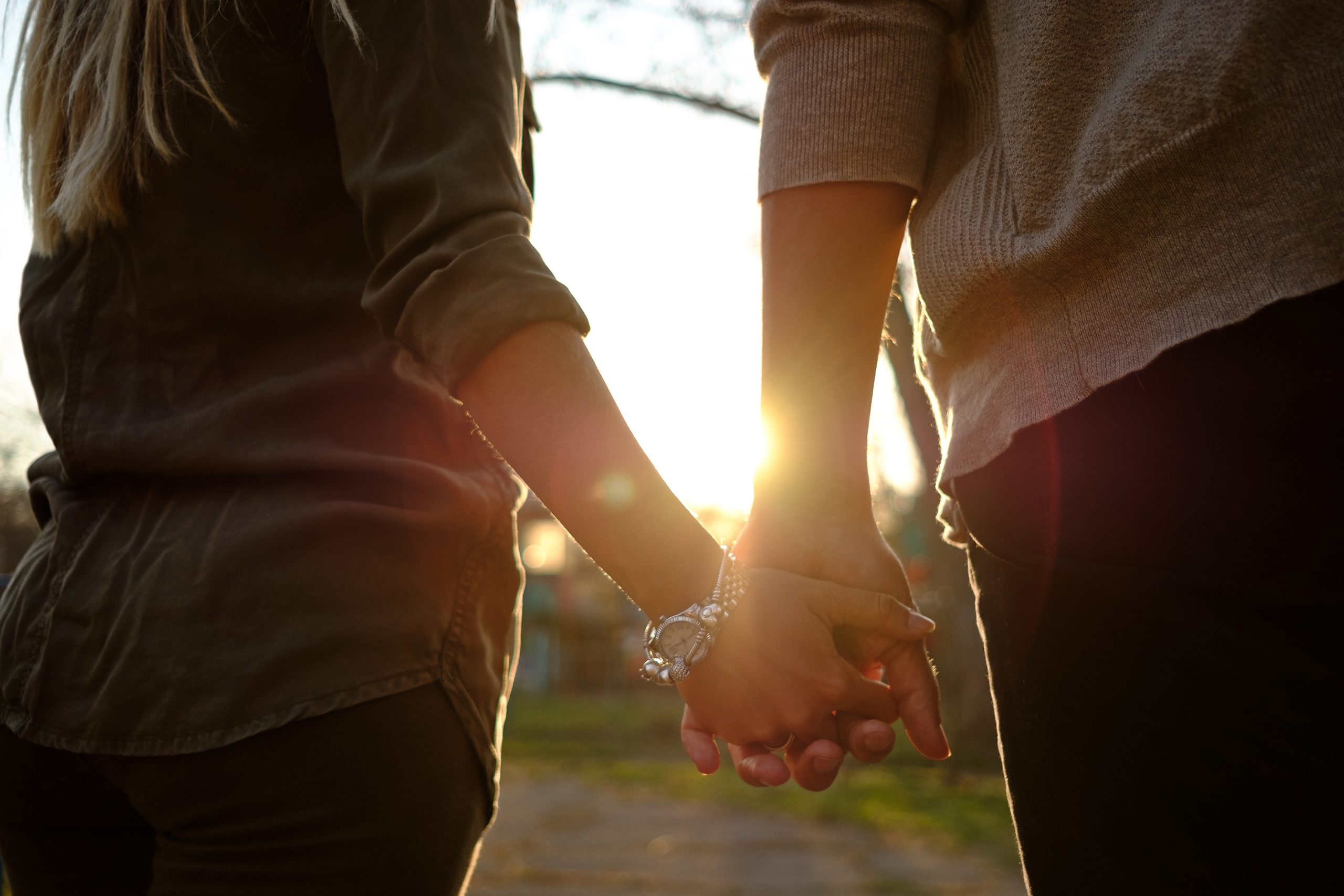 couple-holding-hands